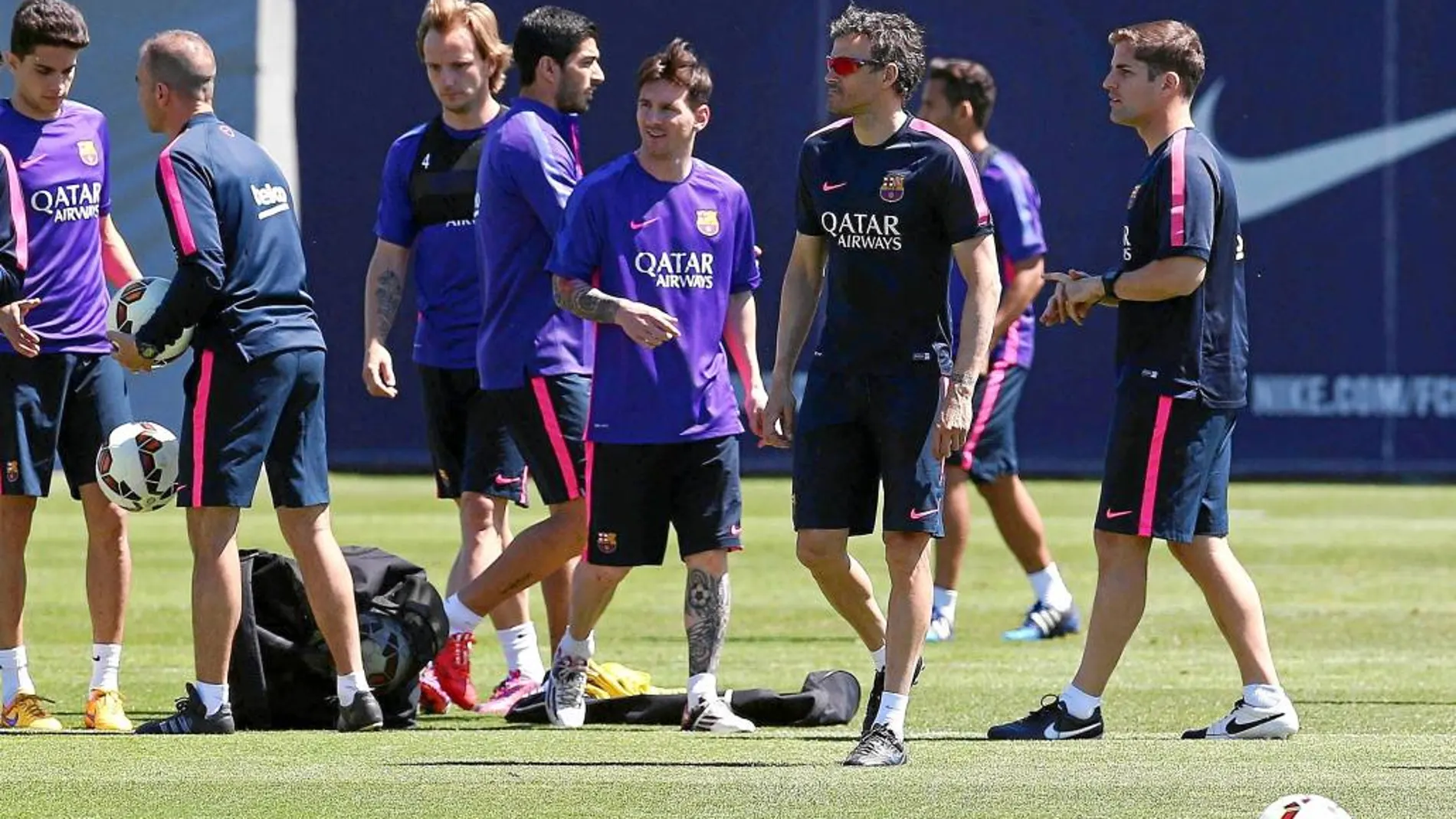 Luis Enrique, con gafas de sol, junto a Messi durante el entrenamiento de ayer