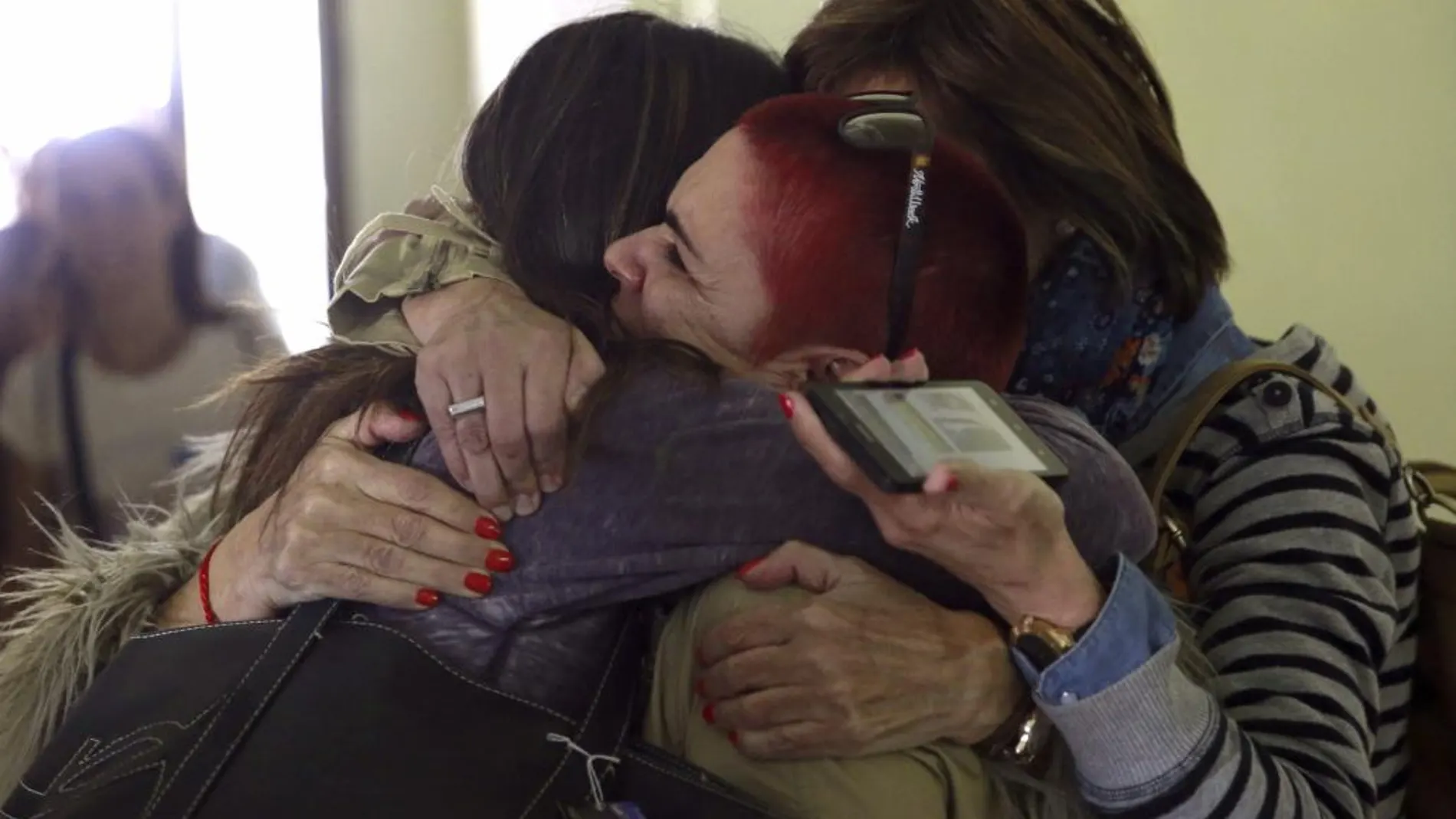 Familiares reciben en la base aérea de Torrejón de Ardoz en Madrid a los primeros españoles evacuados de Nepal