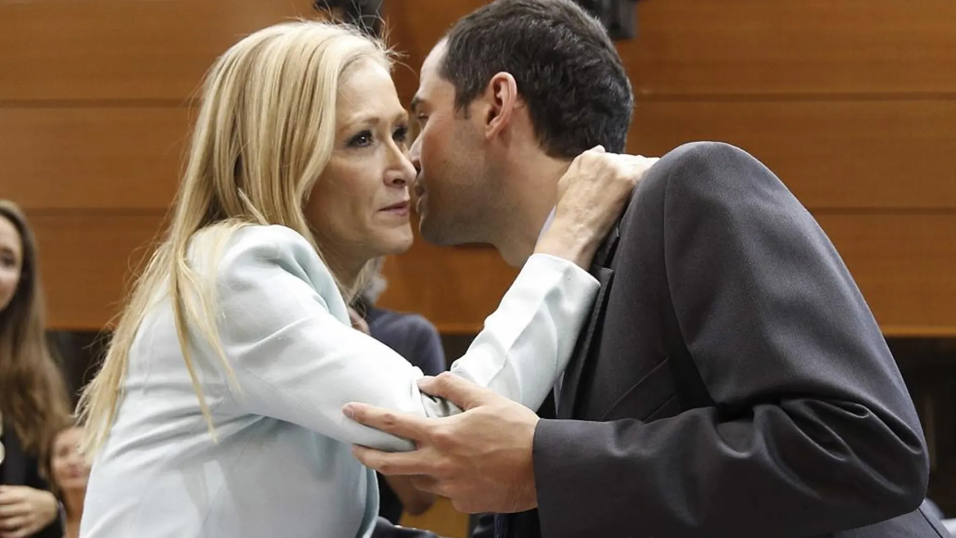 Cristina Cifuentes saluda a Ignacio Aguado