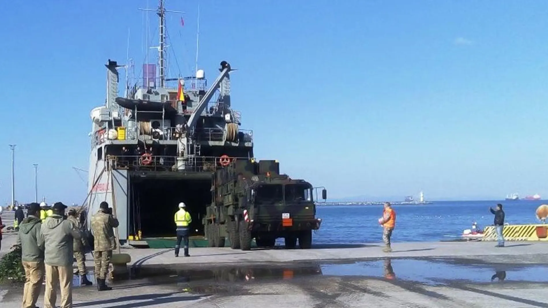 Llegada a puerto de la batería de misiles Patriot a Turquía.