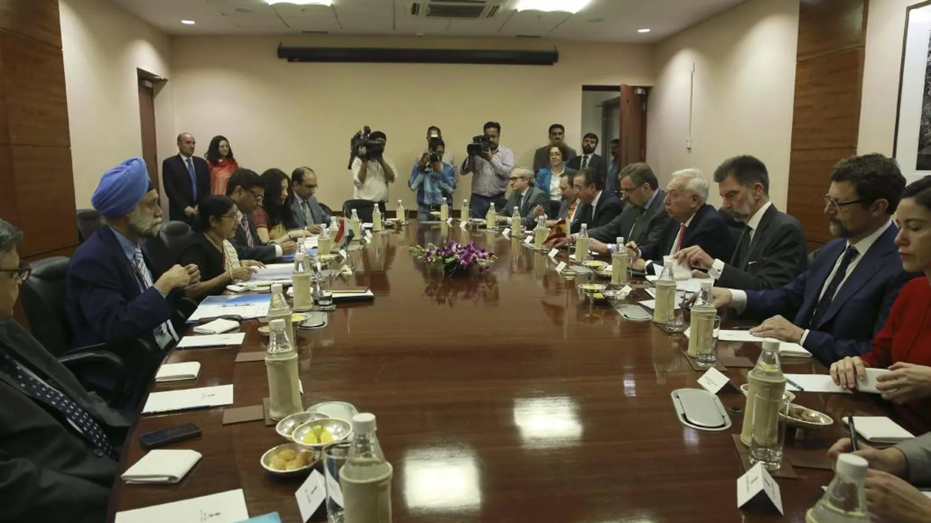 El ministro español de Exteriores, José Manuel García-Margallo, durante la reunión que mantuvo con su homóloga india, Sushma Swaraj (3i), hoy en Nueva Delhi