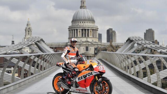 Marc Marquez posa en el puente londinense Millennium, con la catedral de St Paul' detrás, antes del GP de Gran Bretaña de este fin de semana