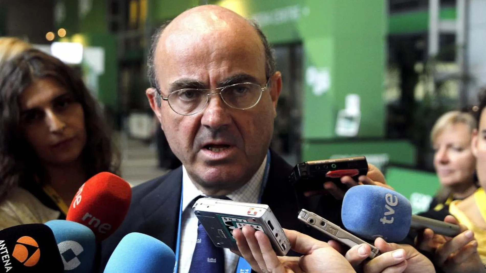 El ministro español de Economía, Luis de Guindos, atiende a los medios durante la cumbre del G20.
