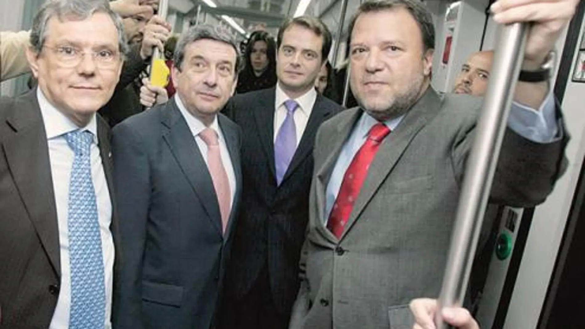 Juan Ramón Troncoso, Luis García Garrido, Antonio Conde y Alfredo Sánchez Monteseirín, a bordo del metro