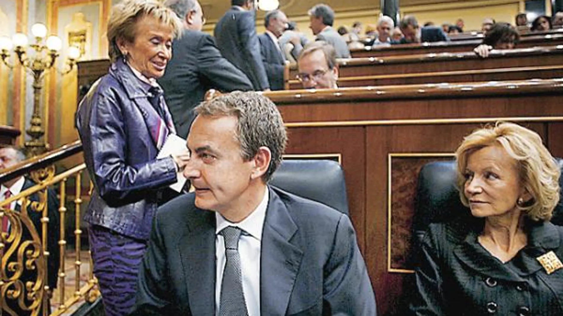 Zapatero tira de chequera ante el 7-J