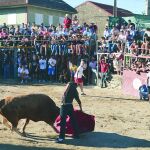 Juan Carlos Guerrero da un derechazo a un toro colorado de seis años en Lagerosa da Raia, Portugal