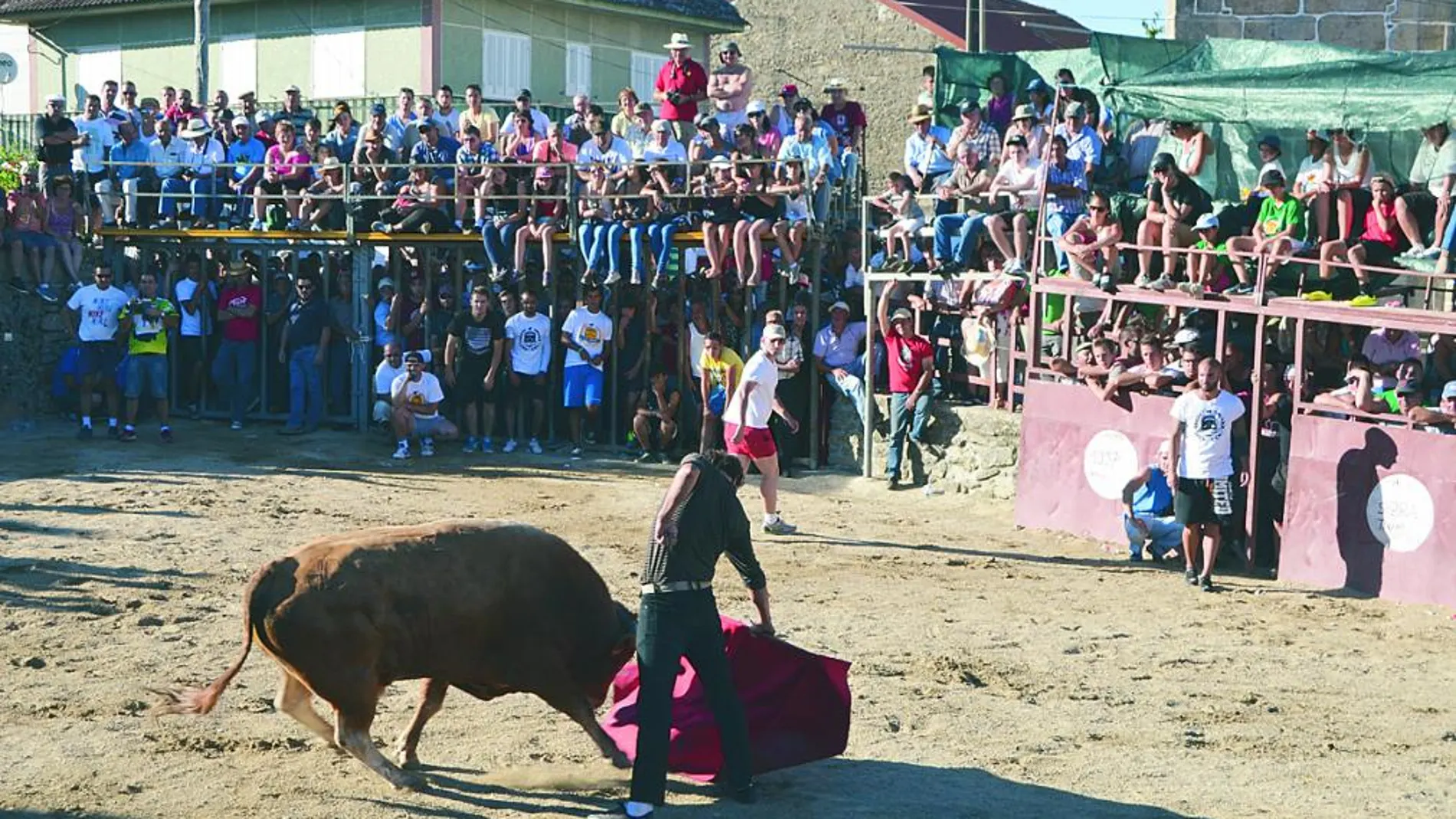 Juan Carlos Guerrero da un derechazo a un toro colorado de seis años en Lagerosa da Raia, Portugal