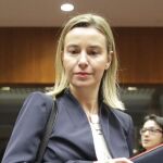 La jefa de la diplomacia europea, Federica Mogherini, a su llegada al consejo de ministros de Exteriores de la UE en Bruselas.