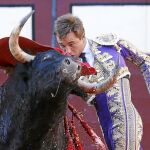 Juan Bautista, en un pase de pecho, ayer, en la monumental de Las Ventas