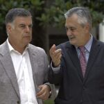El exconsejero de la Junta José Antonio Viera (i), junto al expresidente andaluz, José Antonio Griñán (d)