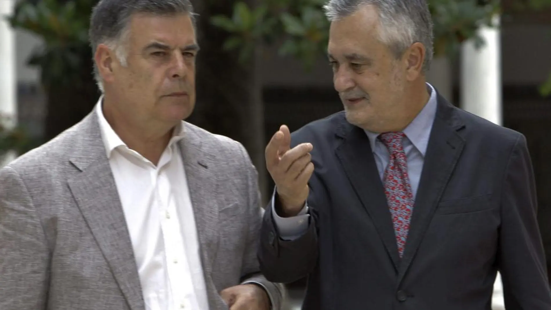 El exconsejero de la Junta José Antonio Viera (i), junto al expresidente andaluz, José Antonio Griñán (d)