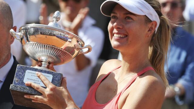 Maria Sharapova posa con el trofeo.