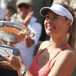 Maria Sharapova posa con el trofeo.