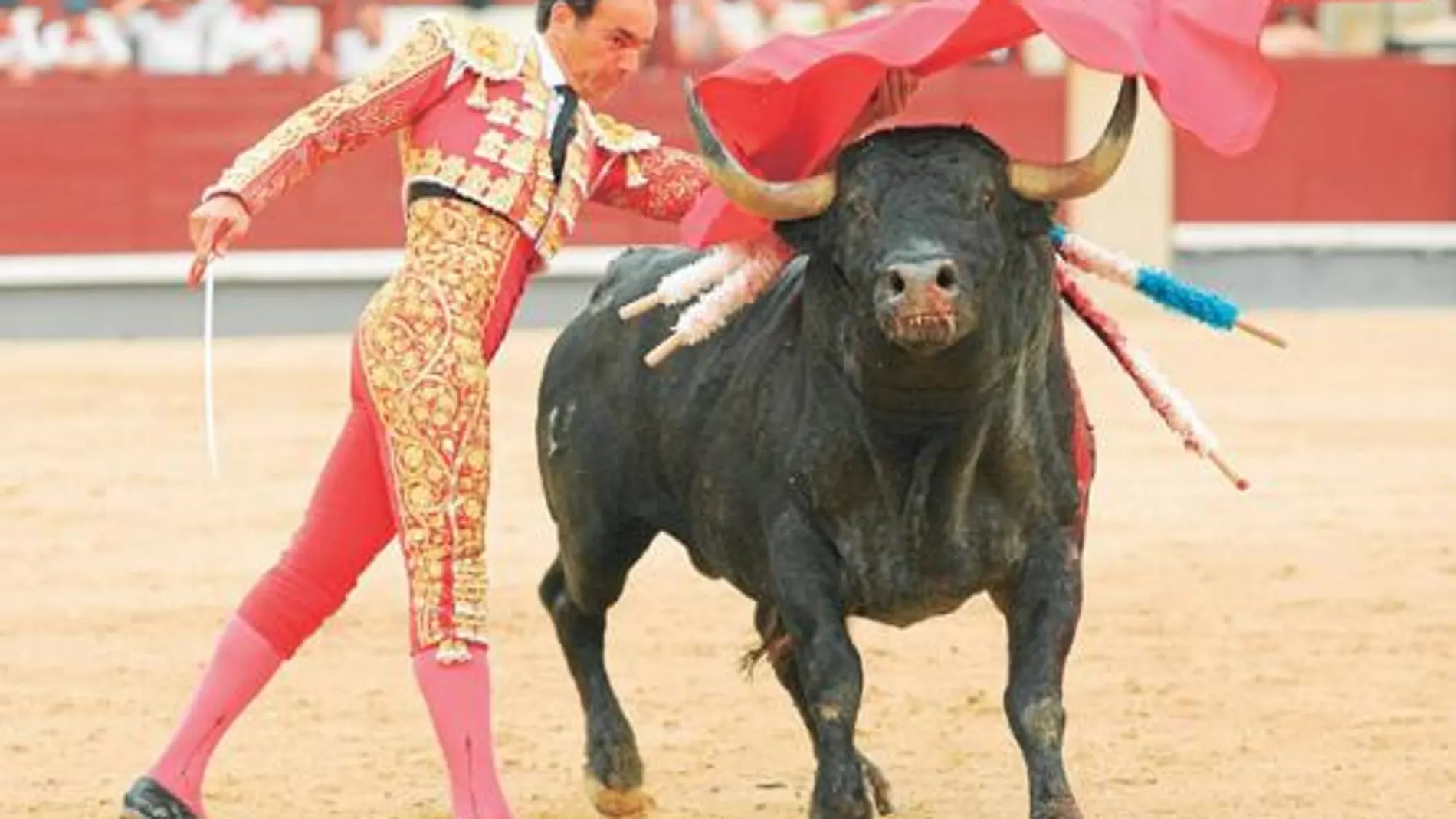 Manuel Jesús «El Cid» da un pase de pecho, ayer en Las Ventas, durante el último festejo de la Feria de San Isidro