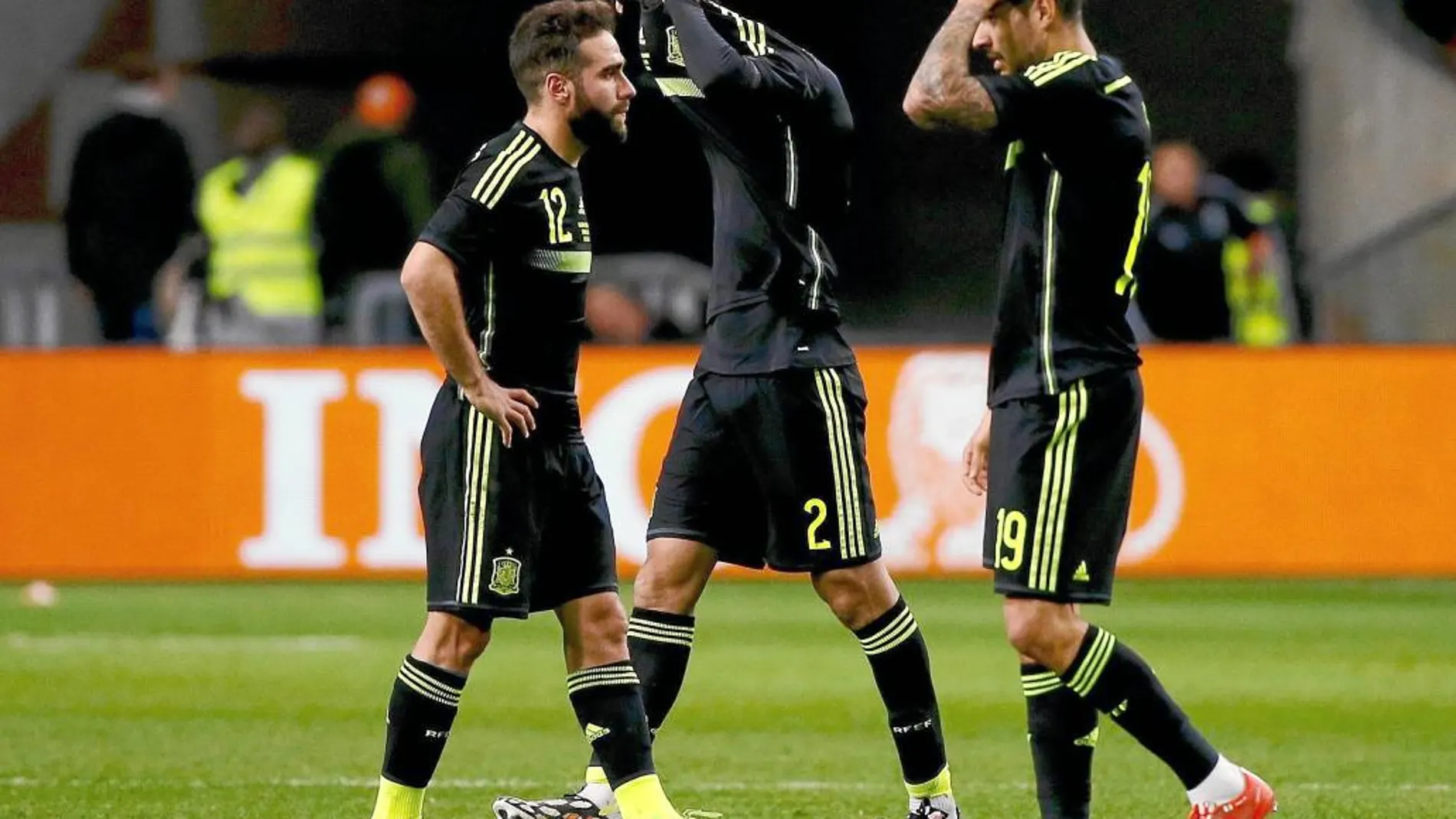 Los jugadores españoles, decepcionados después de que el árbitro pitara el final del partido el martes en Ámsterdam