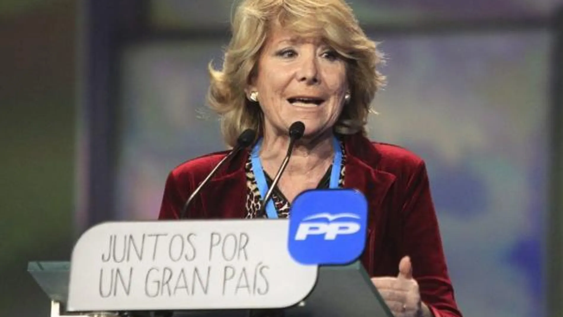 La presidenta del PP de Madrid, Esperanza Aguirre, interviene durante la convención nacional del Partido Popular