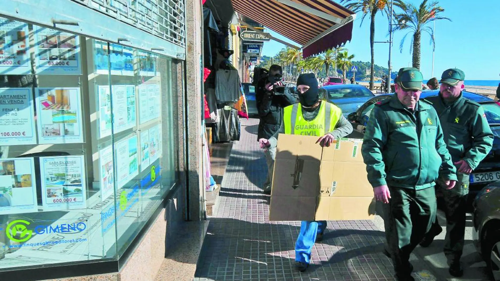 Política y delincuencia. La Guardia Civil se lleva material tras una operación contra la mafia rusa en Lloret de Mar