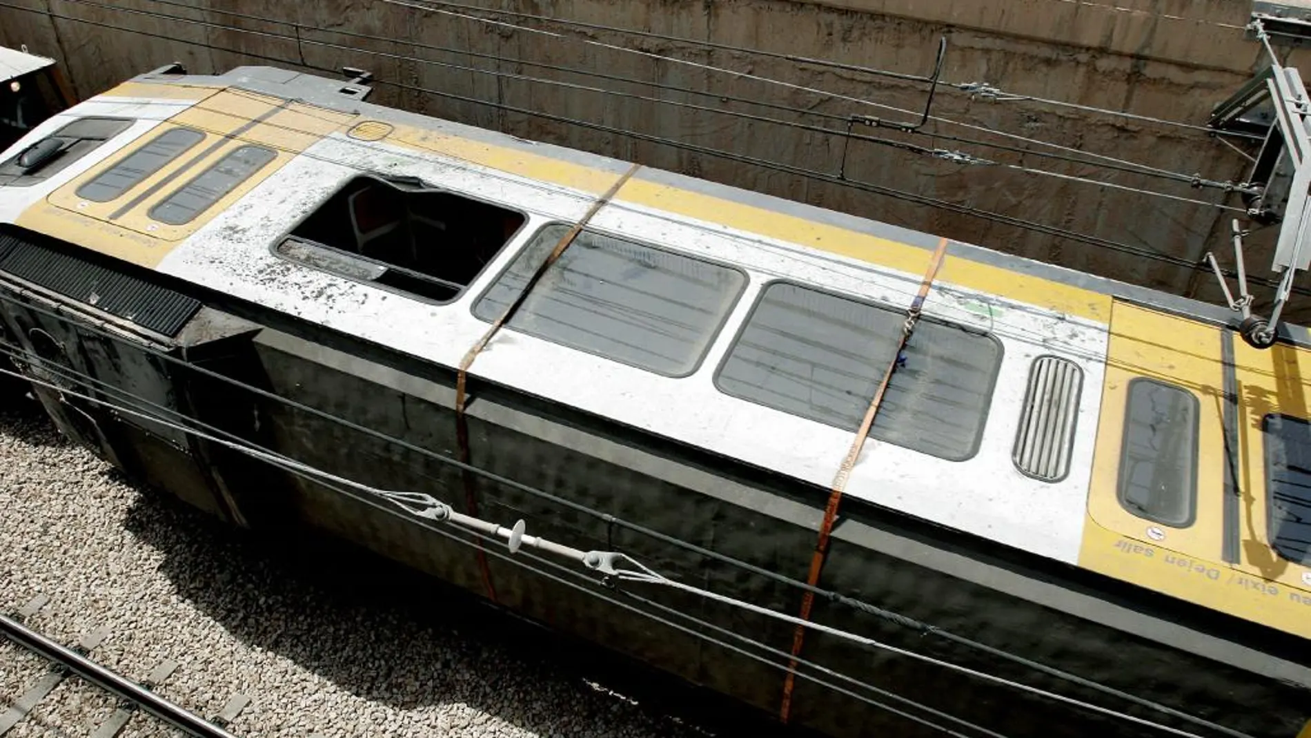 El primero de los vagones del convoy del metro de Valencia accidentado