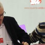 Cayo Lara junto al diputado de IU Alberto Garzón, tras anunciar que ha decidido no presentarse como candidato a la Presidencia del Gobierno.