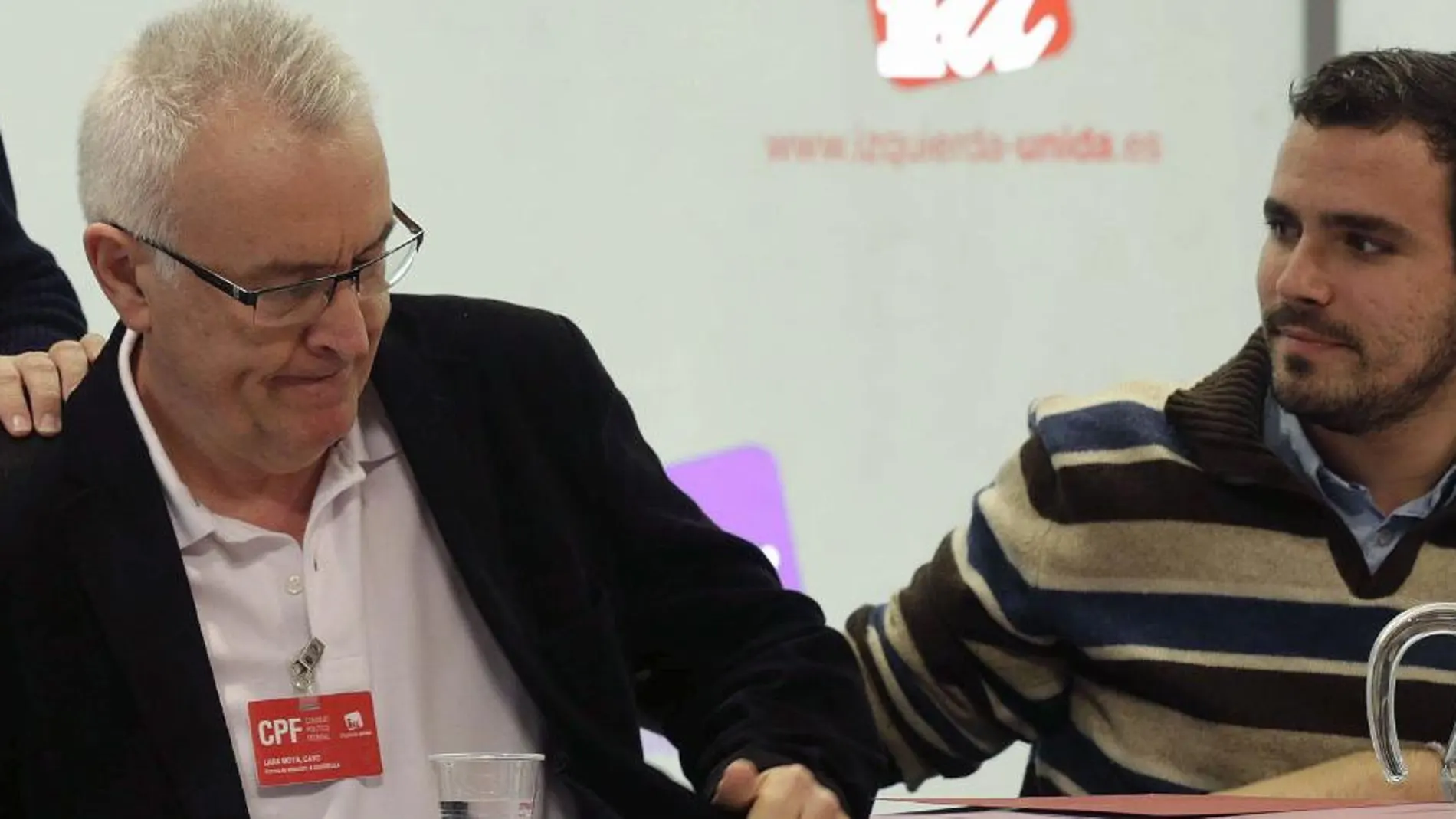 Cayo Lara junto al diputado de IU Alberto Garzón, tras anunciar que ha decidido no presentarse como candidato a la Presidencia del Gobierno.