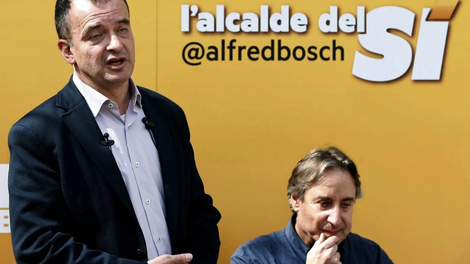El candidato de Esquerra Republicana de Cataluña (ERC) al Ayuntamiento de Barcelona, Alfred Bosch (i) y el número dos de la lista, el actor Juanjo Puigcorbé