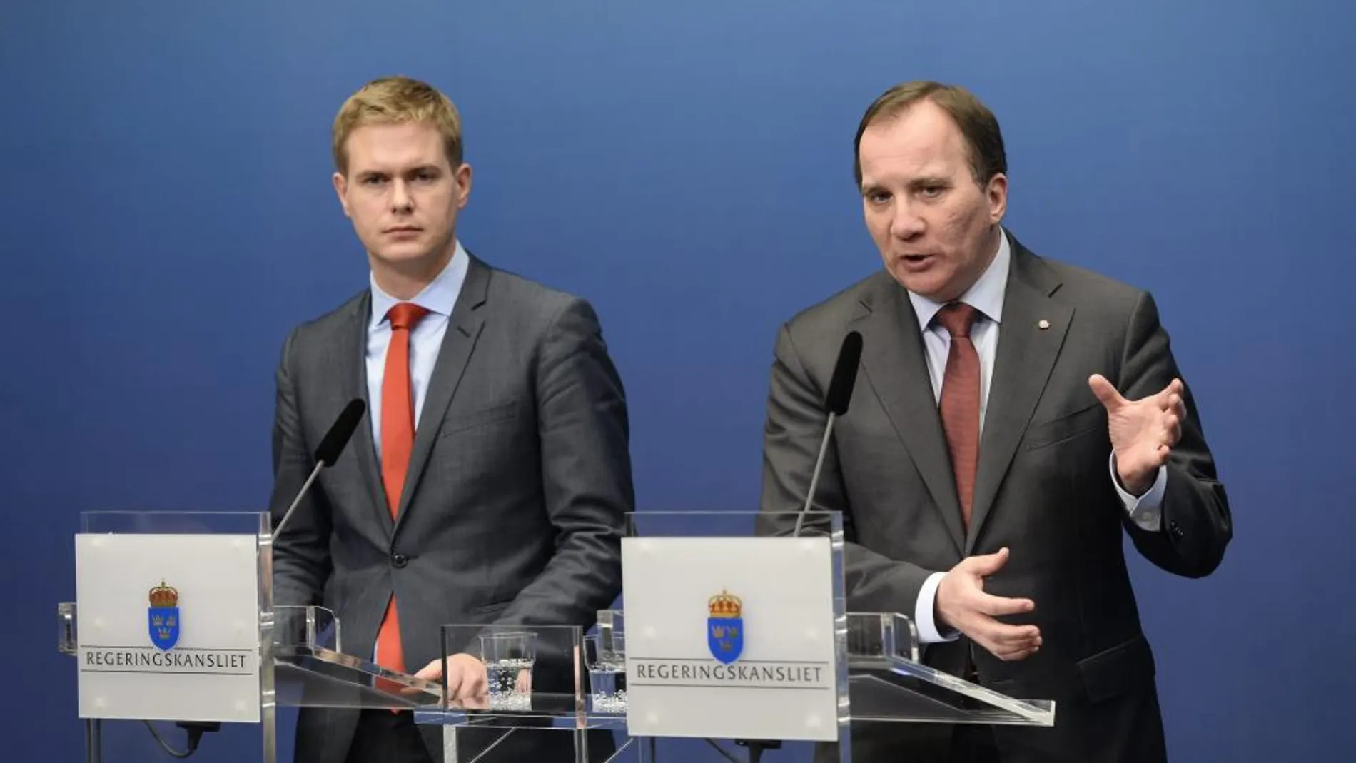 El primer ministro sueco, el socialdemócrata Stefan Löfven (d), y el ministro de Educación, Gustav Fridolin (i), del Partido Verde, ofrecen una rueda de prensa conjunta en la sede del gobierno en Estocolmo