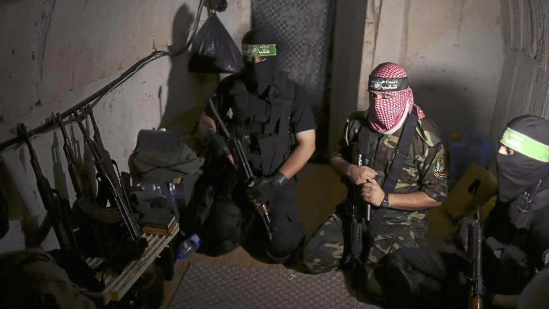 Miembros de Hamas, en uno de los túneles de la Franja