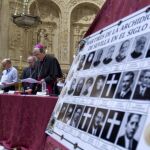 El arzobispo de Sevilla, Juan José Asenjo (d), durante su intervención hoy en la Capilla Real de la Catedral Hispalense, en el inicio del proceso de beatificación de 21 mártires de la archidiócesis sevillana, asesinados en la primera mitad del Siglo XX.