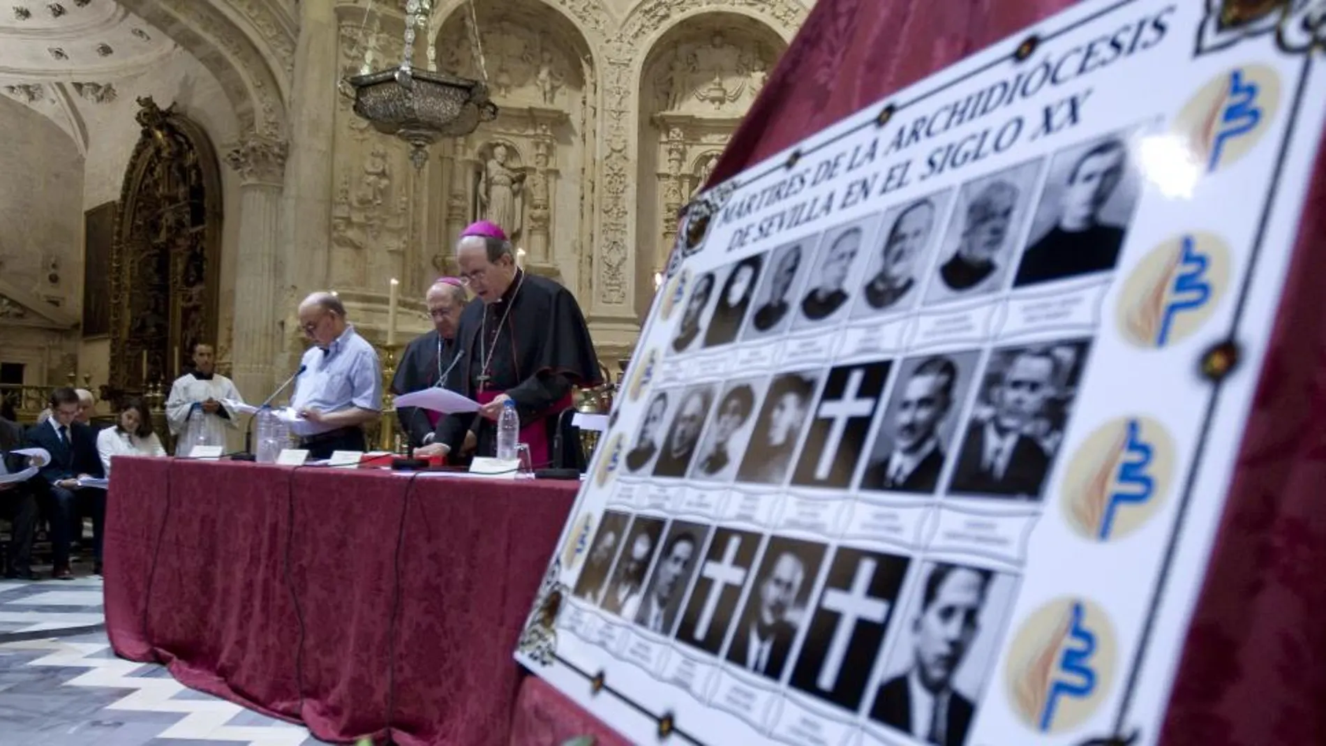 El arzobispo de Sevilla, Juan José Asenjo (d), durante su intervención hoy en la Capilla Real de la Catedral Hispalense, en el inicio del proceso de beatificación de 21 mártires de la archidiócesis sevillana, asesinados en la primera mitad del Siglo XX.