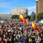 La Asociación de Víctimas del Terrorismo (AVT) ha protestado hoy, en la madrileña plaza de Colón contra el Gobierno por la política antiterrorista.