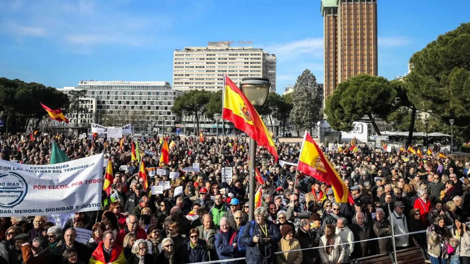 La Asociación de Víctimas del Terrorismo (AVT) ha protestado hoy, en la madrileña plaza de Colón contra el Gobierno por la política antiterrorista.