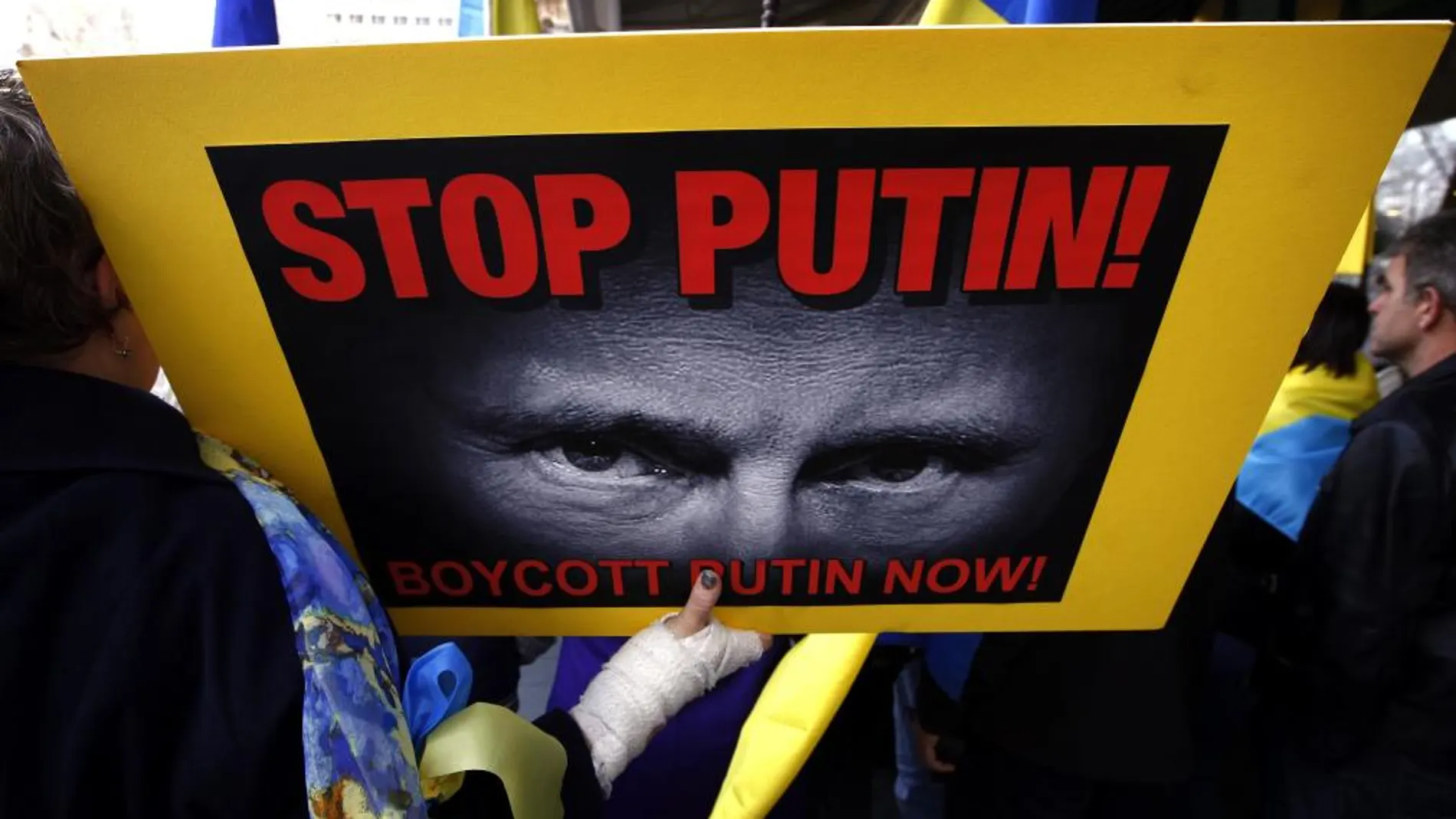 Una mujer sostiene una pancarta contra Putin, ayer, durante una manifestación en Sydney (Australia)