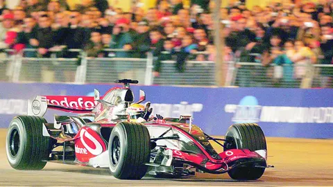 Fernando Alonso recorre el Circuito Urbano en el entorno de la Ciudad de Les Arts