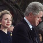 Hillary mira fijamente a su marido en una imagen de 1998