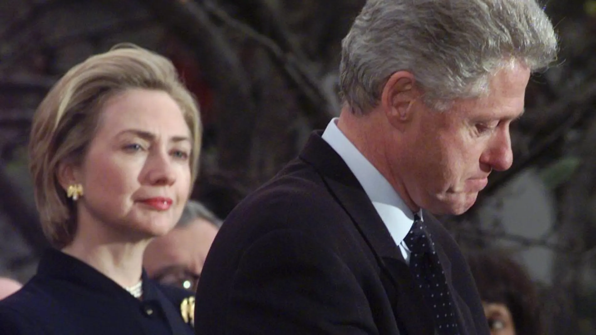 Hillary mira fijamente a su marido en una imagen de 1998