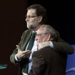 Mariano Rajoy abraza al alcalde de Almatret (Lleida), Jesús Quiroga.