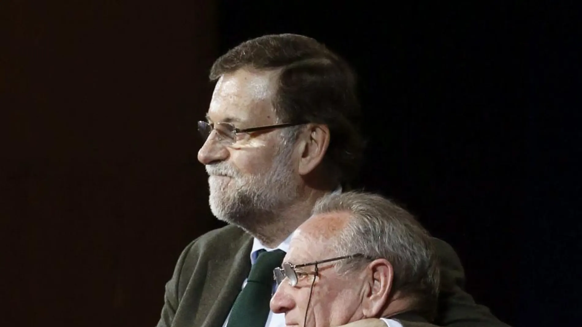 Mariano Rajoy abraza al alcalde de Almatret (Lleida), Jesús Quiroga.