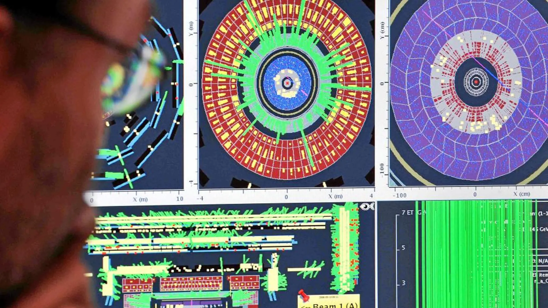 Un científico observa una de las pantallas en el centro de control del CERN de Ginebra