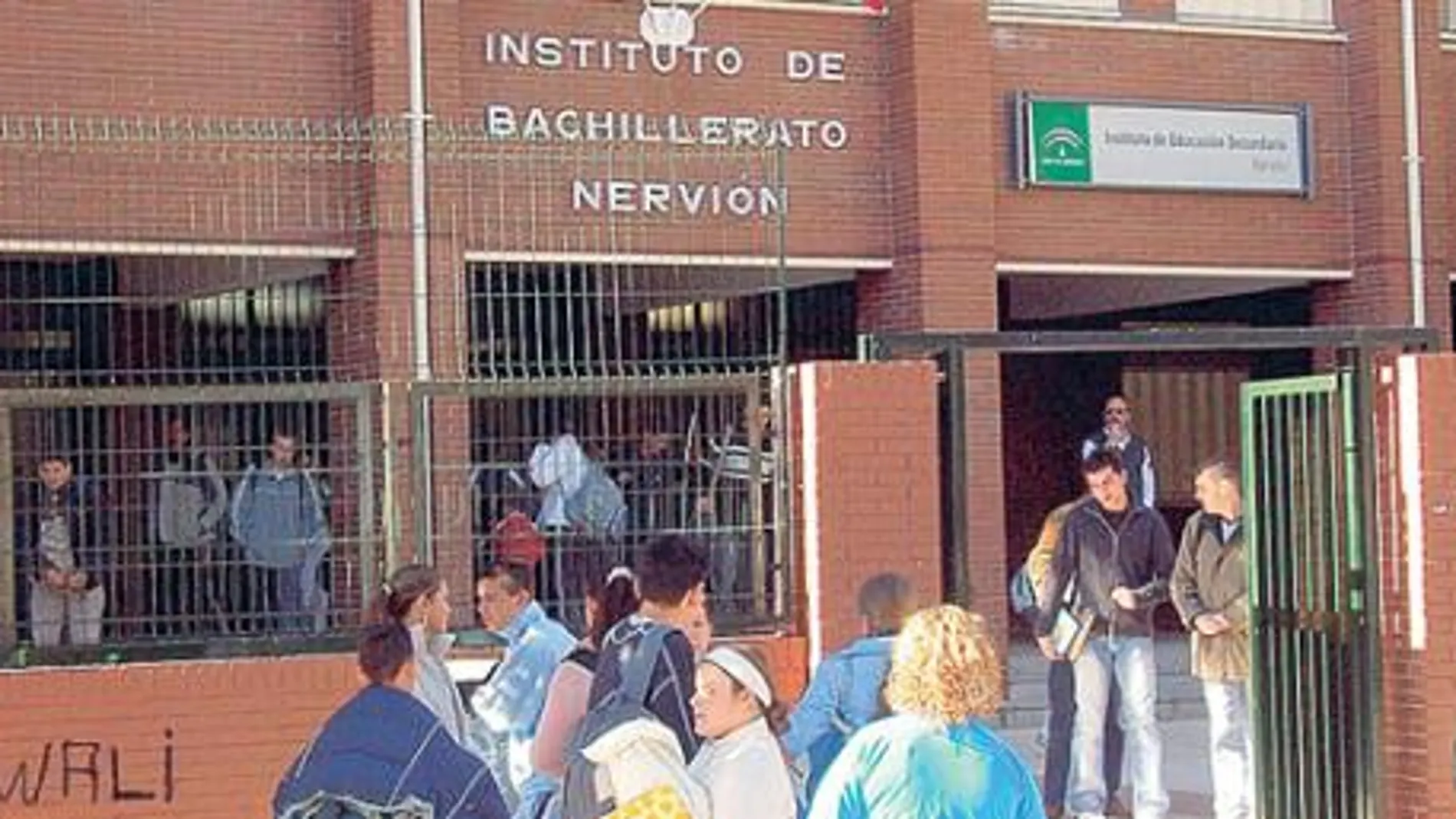 Los sindicatos se rebelan por la posible reordenación de los institutos