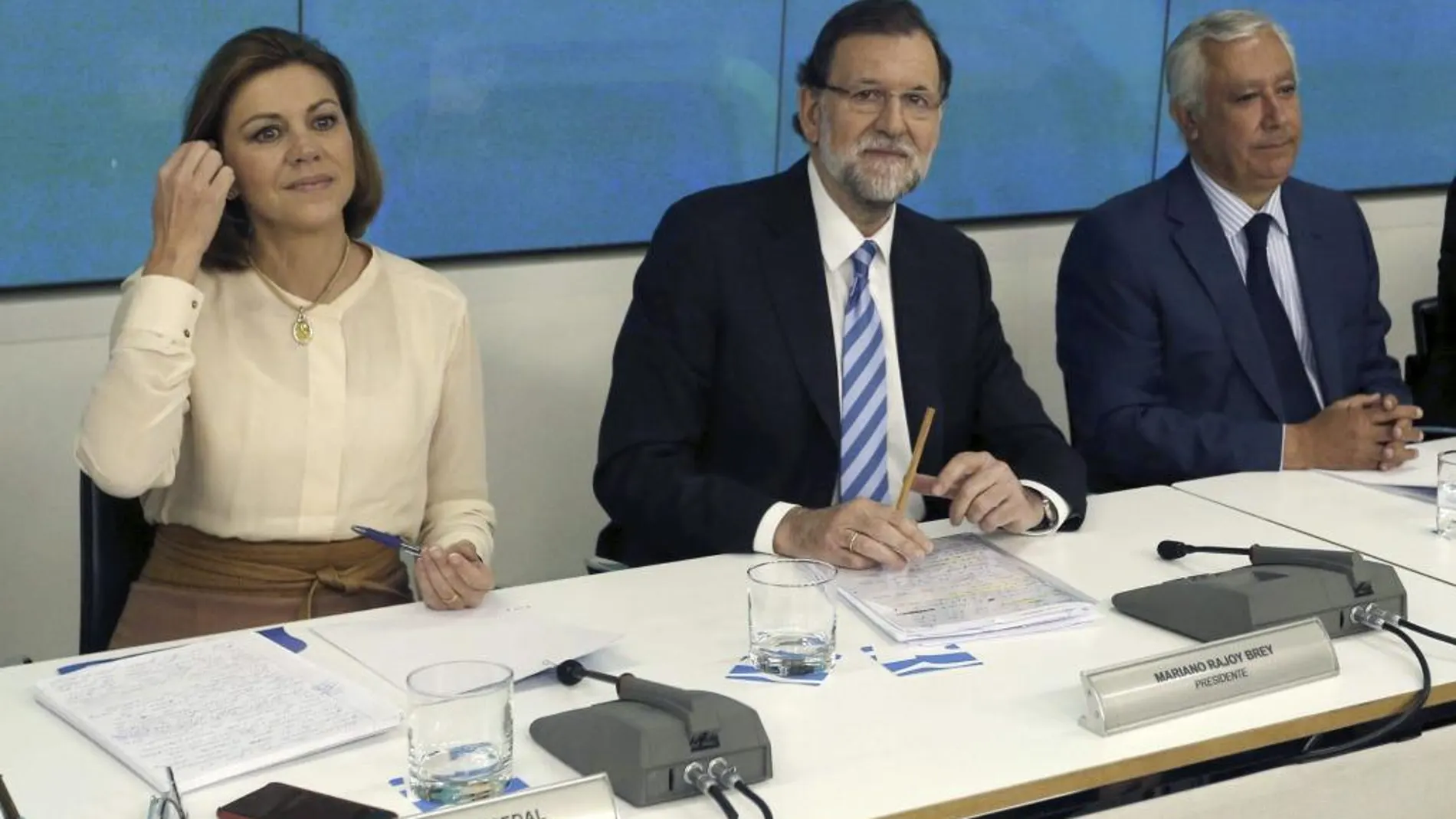 El presidente del Gobierno, Mariano Rajoy (c); la secretaria general del PP, Maria Dolores de Cospedal (i) y el vicesecretario nacional del PP, Javier Arenas (d)