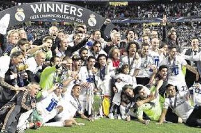 La plantilla del Real Madrid con el trofeo de la «Décima» celebrándolo en Lisboa
