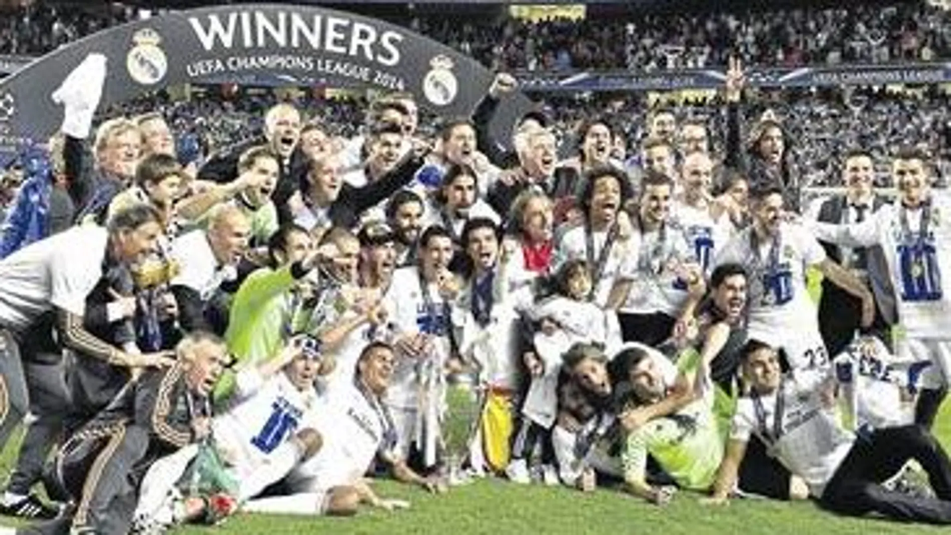 La plantilla del Real Madrid con el trofeo de la «Décima» celebrándolo en Lisboa