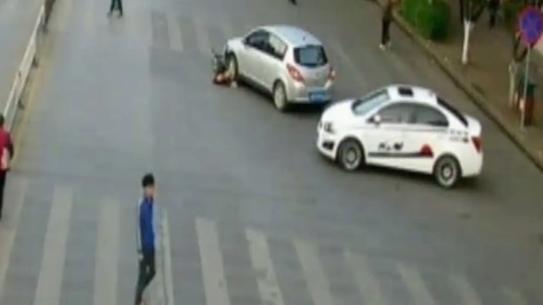Impresionante atropello a una ciclista en China