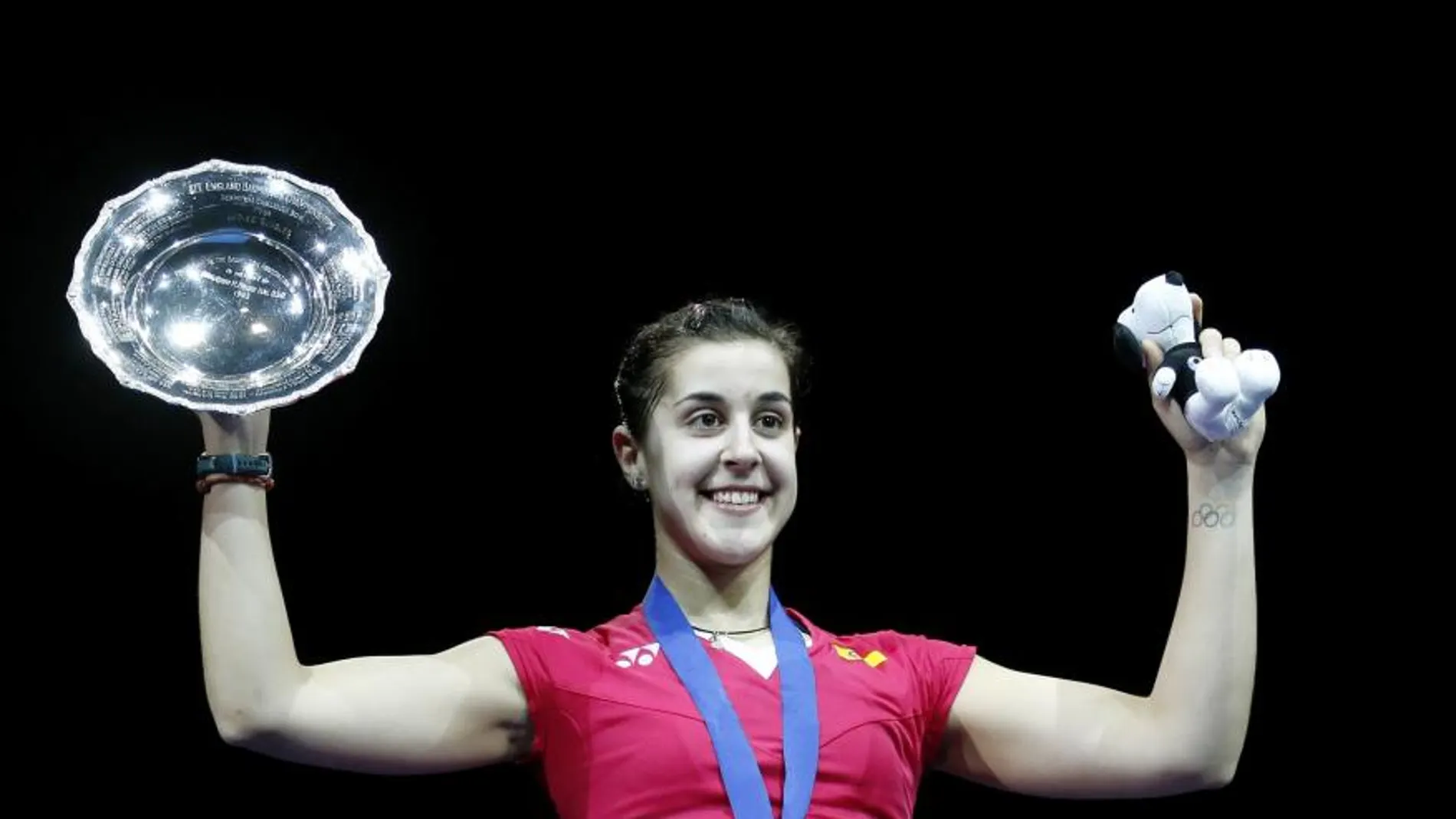 Carolina Marin posa con el trofeo conquistado.