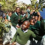 Estudiantes kenianos durante la protesta en el patio de recreo