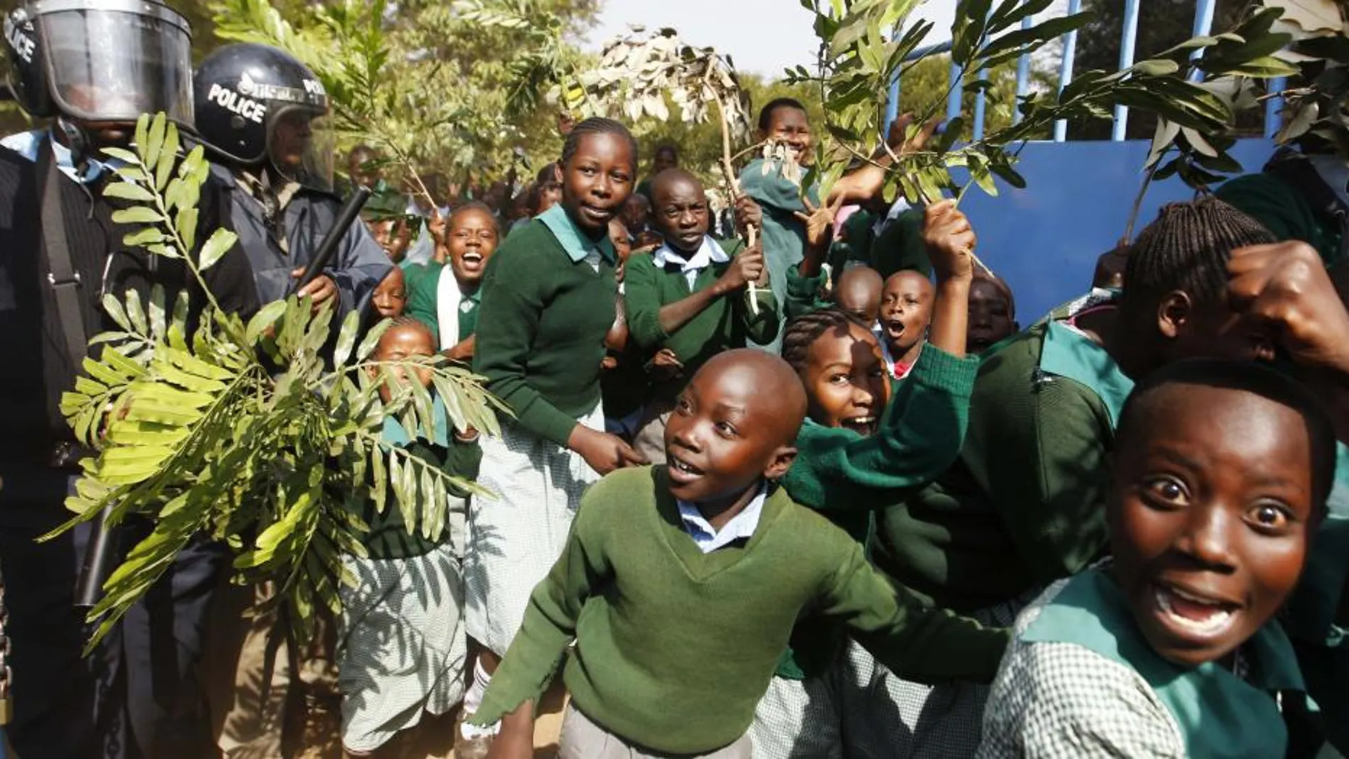 Estudiantes kenianos durante la protesta en el patio de recreo