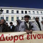 Protesta para pedir la subida de las pensiones en el centro de Atenas