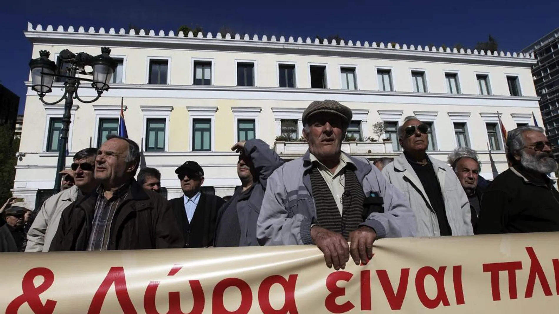 Protesta para pedir la subida de las pensiones en el centro de Atenas