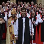 La reverenda Libby Lane posa para los fotógrafos tras ser consagrada nueva obispa de la Iglesia de Inglaterra en la catedral de York (Reino Unido).