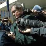 El primogénito de Jordi Pujol, Jordi Pujol Ferrusola, abandona la sede de la Ciudad de la Justicia asediado por los medios de comunicación